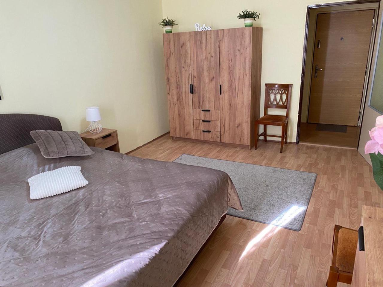 Apartmany 2Kk U Fakultni Nemocnice Volne Parkovani Hradec Králové Exteriör bild